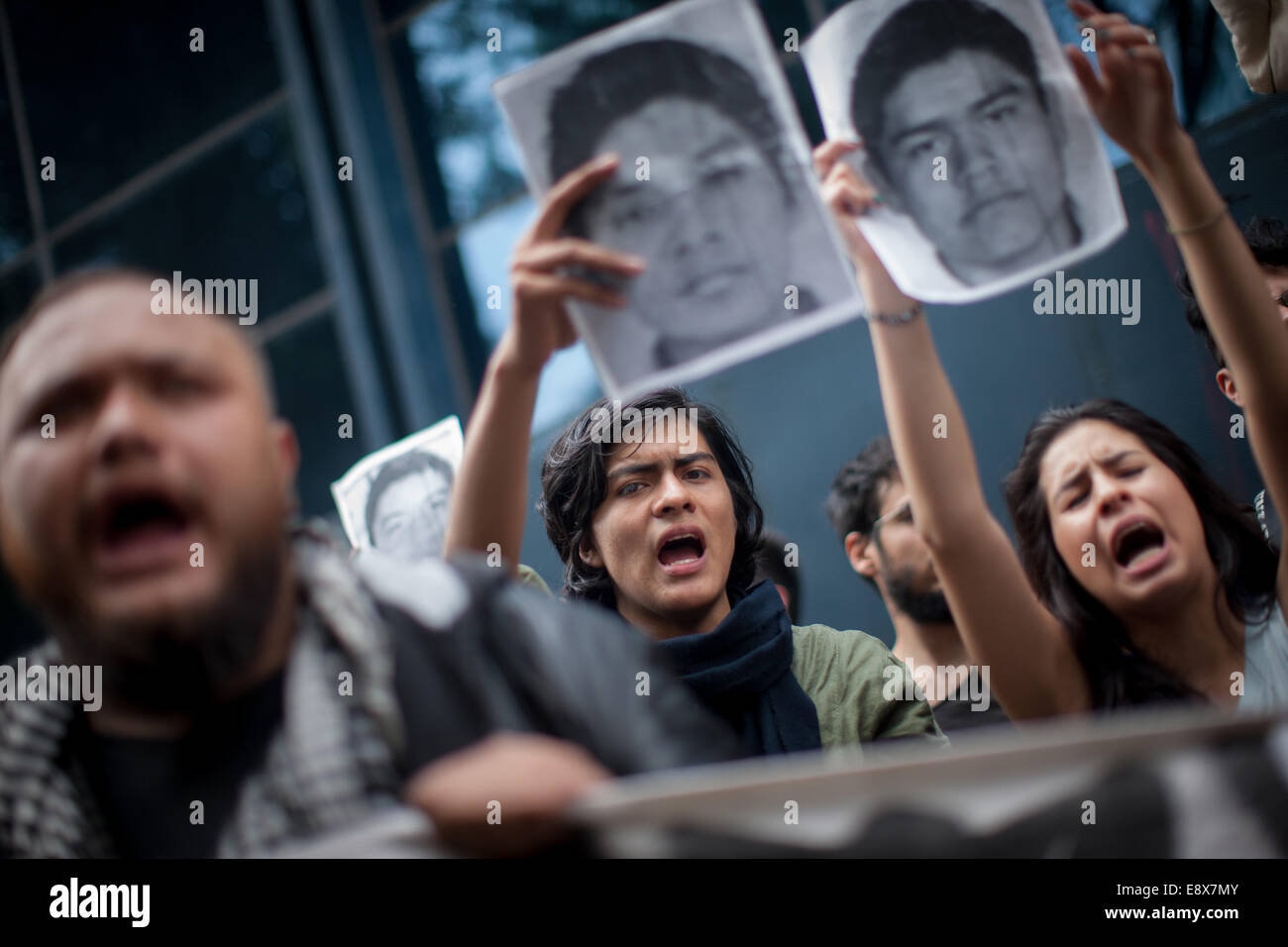 Città del Messico. 15 ottobre, 2014. Le persone prendono parte a una manifestazione di protesta per i 43 studenti mancante del rurale Scuola Normale di Ayotzinapa in Guerrero, davanti al National la Procura Generale di Città del Messico, capitale del Messico il 15 ottobre, 2014. Credito: Pedro Mera/Xinhua/Alamy Live News Foto Stock