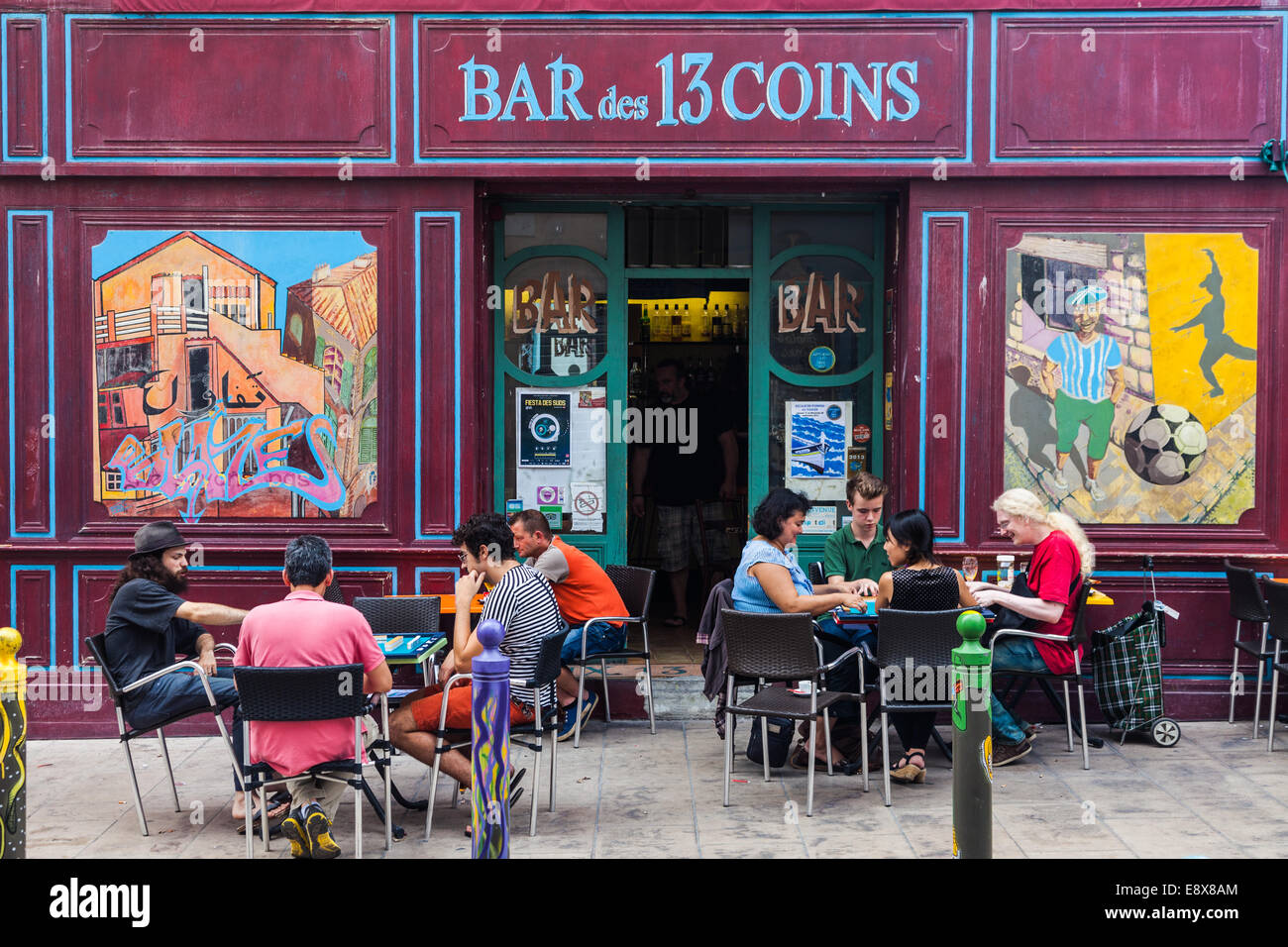 Barra colorata sul bordo del Panier quartiere di Marsiglia, Francia. Foto Stock