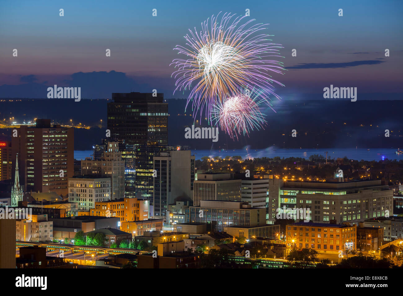 Fuochi d'artificio sopra il centro cittadino di Hamilton e il Lago Ontario guardando a nord dalla scarpata, Ontario, Canada. Foto Stock