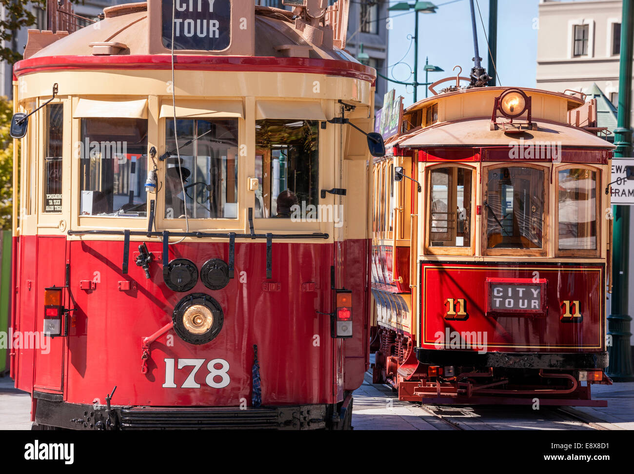 Christchurch tram City Tour tram tram carrelli carrello auto sulla piazza della cattedrale Christchurch in Nuova Zelanda nel mese di marzo 2014 Foto Stock