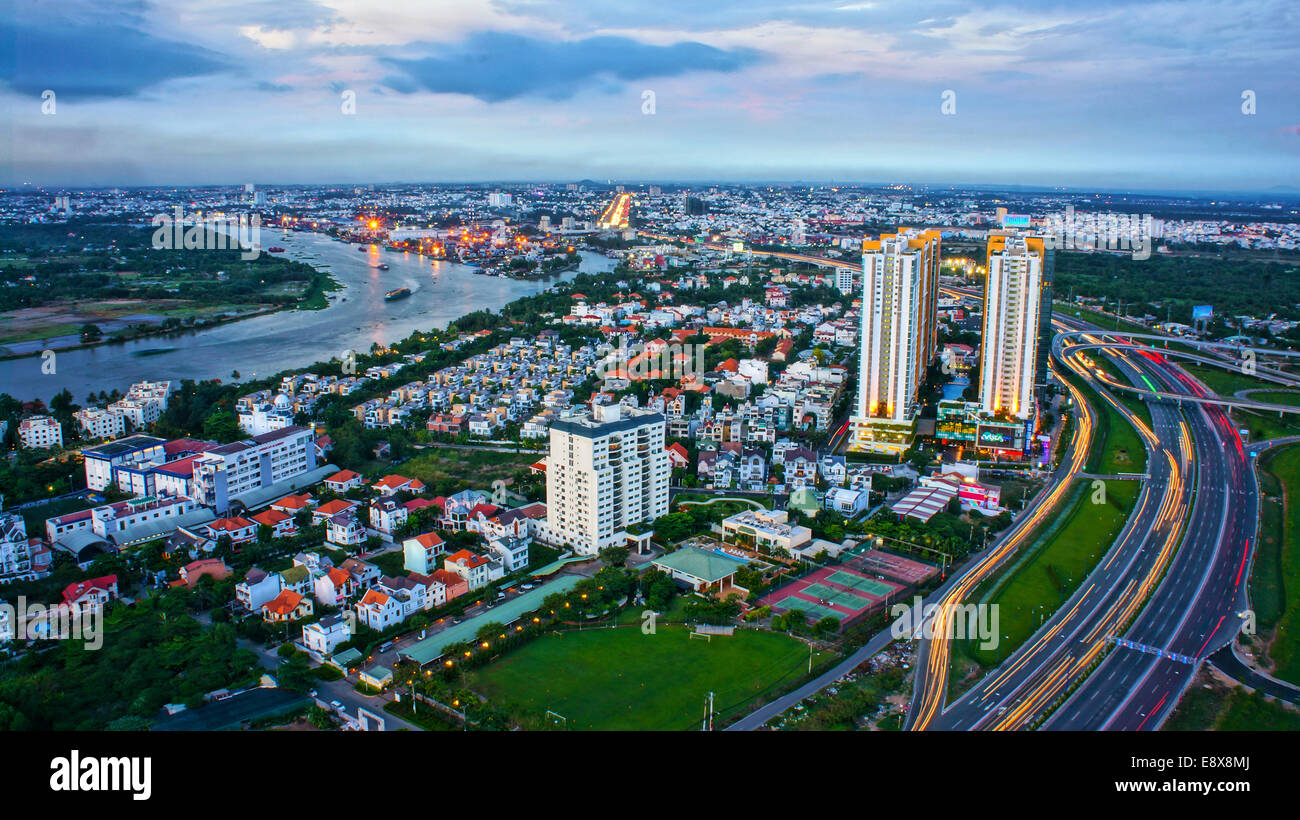 Impressione panorama di Asiacity, nuovo arredo urbano con ville, edifici lungo il Fiume Saigon, sviluppo traffico , veicolo stradale in movimento Foto Stock