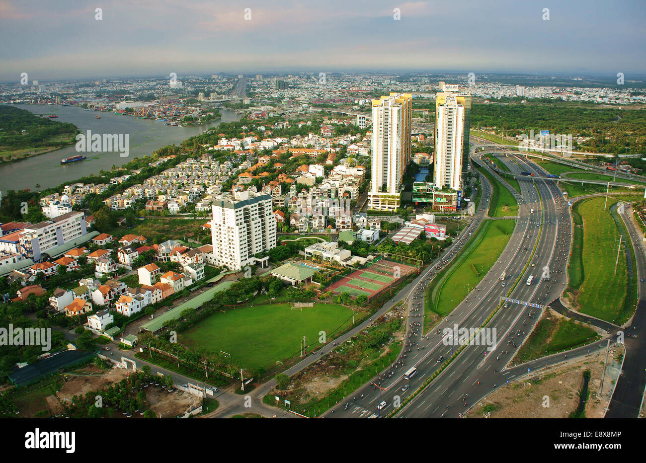 Impressione panorama di Ho Chi Minh city, Viet Namnew urbano con ville, edifici lungo il Fiume Saigon, sviluppo del traffico Foto Stock