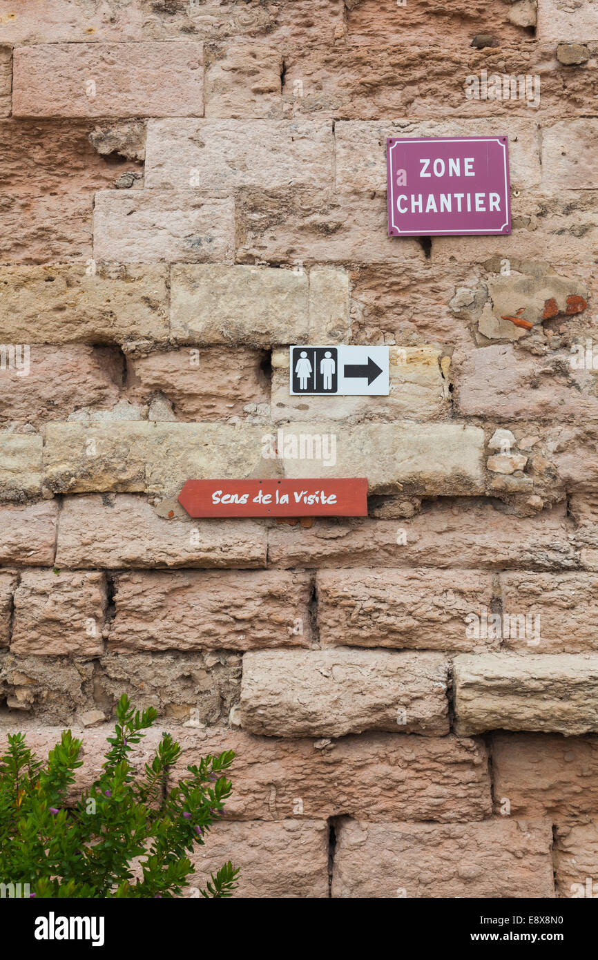 Segni montato su eroso le pareti esterne del fort saint-Nicolas a Marsiglia Foto Stock