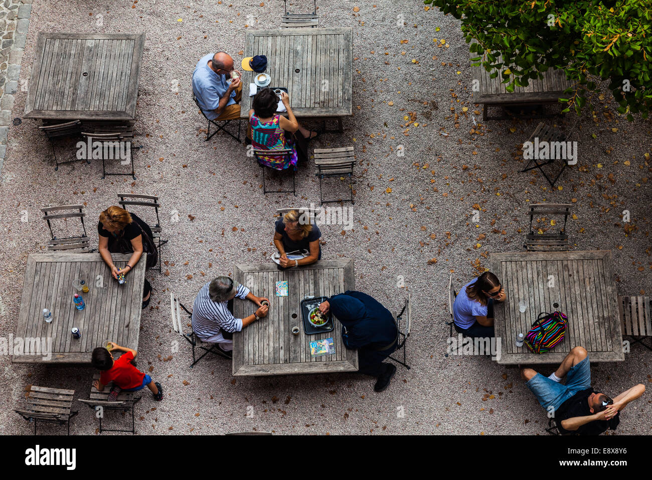 Una panoramica di persone aventi il pranzo nel cortile del la vieille charite a Marsiglia. Foto Stock