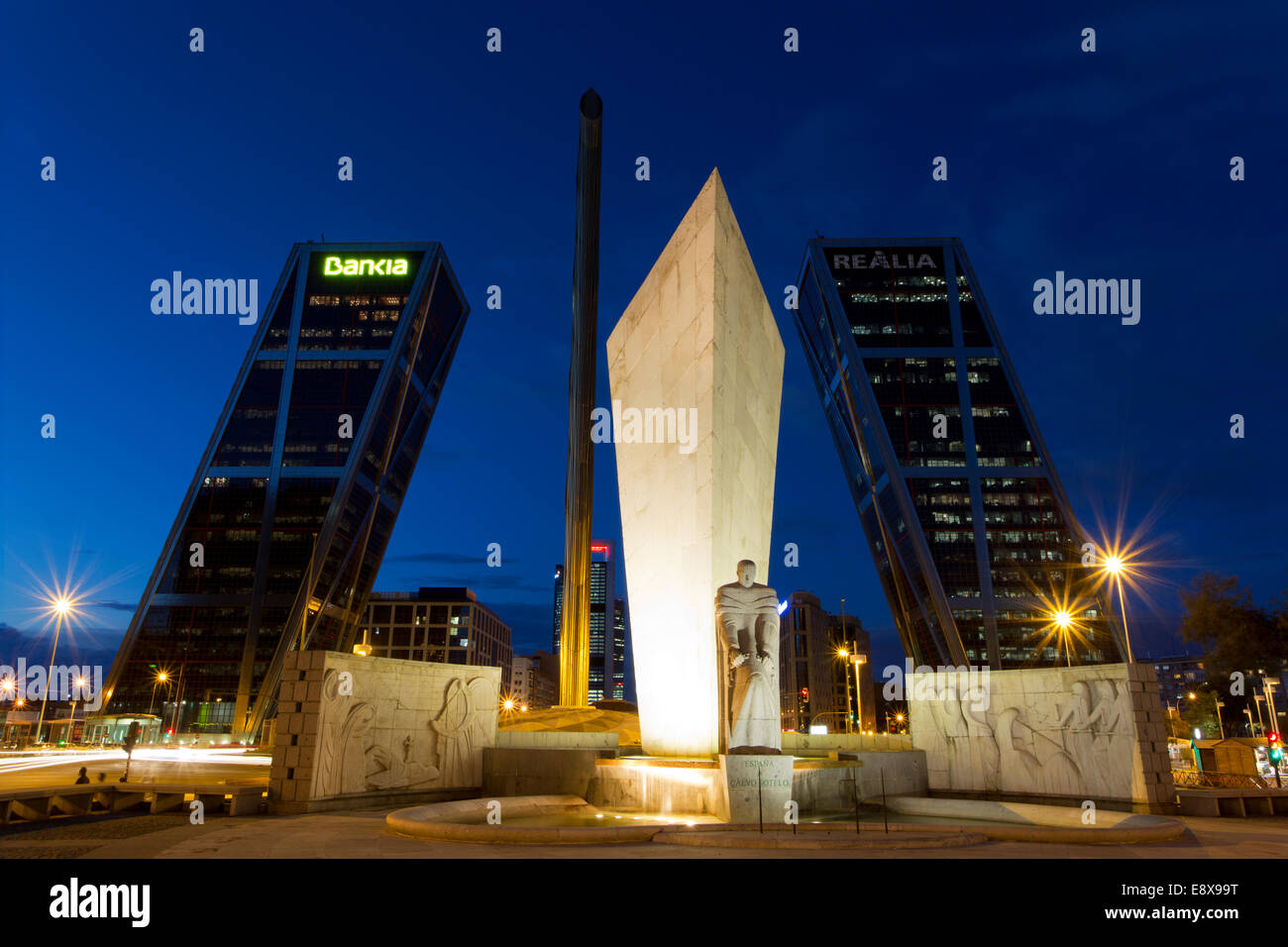 Monumento in Plaza de Castilla, Madrid, Spagna di notte Foto Stock