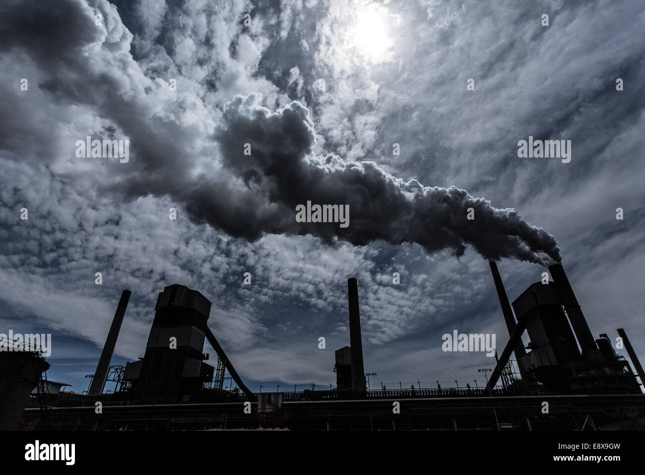 Un mulino di acciaio in Australia emettendo un pennacchio di fumo o vapore Foto Stock