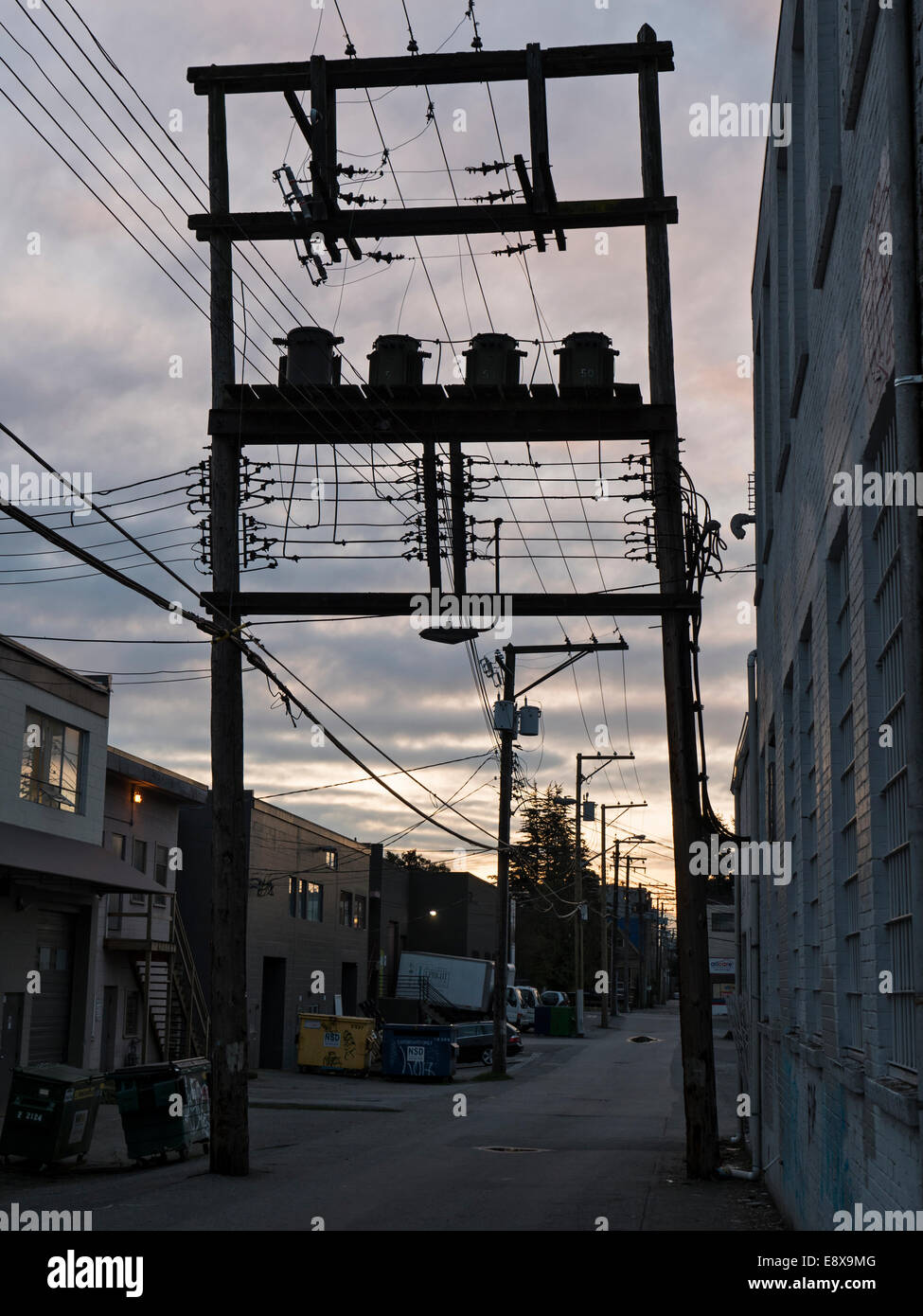 Potenza stagliano i pali e i fili, parte di una città dell'infrastruttura, Vancouver, B.C., Canada. Foto Stock