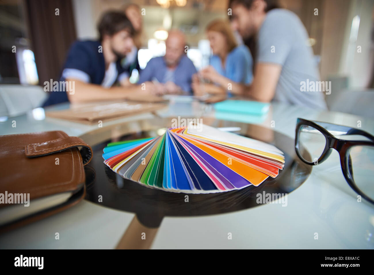 Campionatori di colori di sfondo di diversi progettisti che lavorano Foto Stock