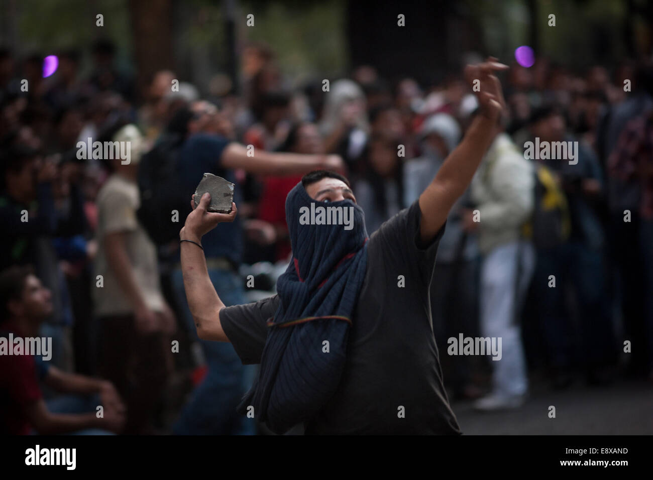 Città del Messico. 15 ottobre, 2014. Una protesta è detenuto per il 43 studenti mancante del rurale Scuola Normale di Ayotzinapa in Guerrero, davanti al National la Procura Generale di Città del Messico, capitale del Messico il 15 ottobre, 2014. Credito: Pedro Mera/Xinhua/Alamy Live News Foto Stock