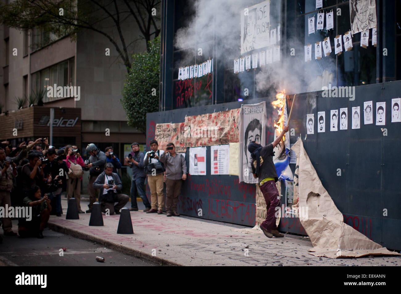 Città del Messico. 15 ottobre, 2014. Una protesta è detenuto per il 43 studenti mancante del rurale Scuola Normale di Ayotzinapa in Guerrero, davanti al National la Procura Generale di Città del Messico, capitale del Messico il 15 ottobre, 2014. Credito: Pedro Mera/Xinhua/Alamy Live News Foto Stock