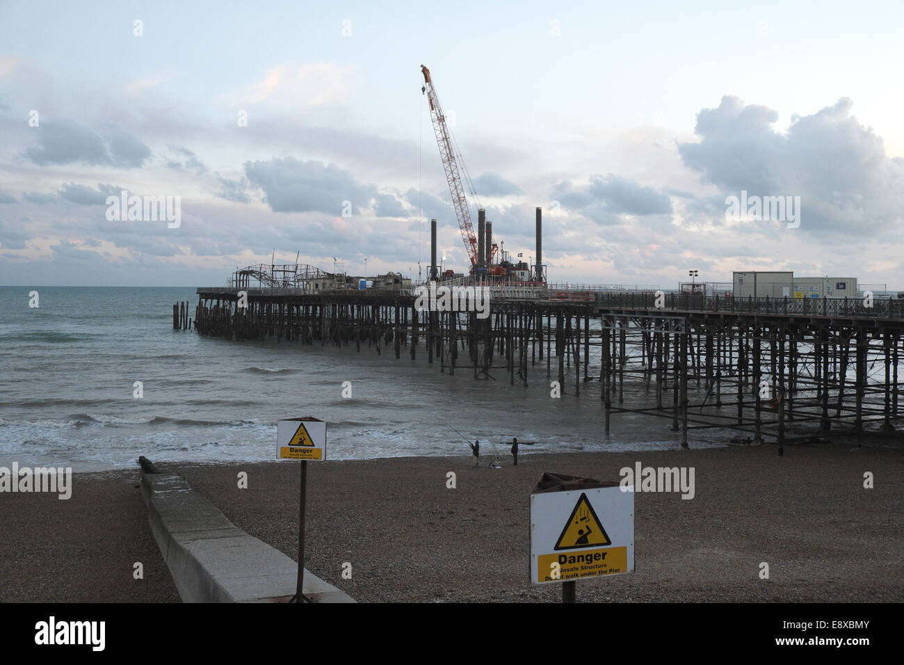 Sollevare con un martinetto la gru e inclus utilizzato per accedere alla fine del molo di Hastings per smantellare il relitto della vecchia sala da ballo distrutto da un incendio. Foto Stock