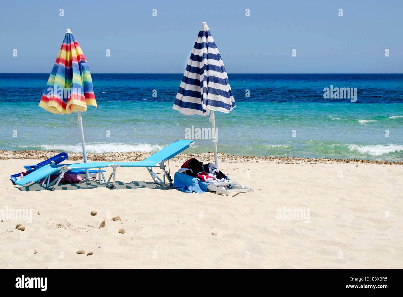 Ombrelloni da spiaggia in una giornata di sole - mare in background Foto Stock