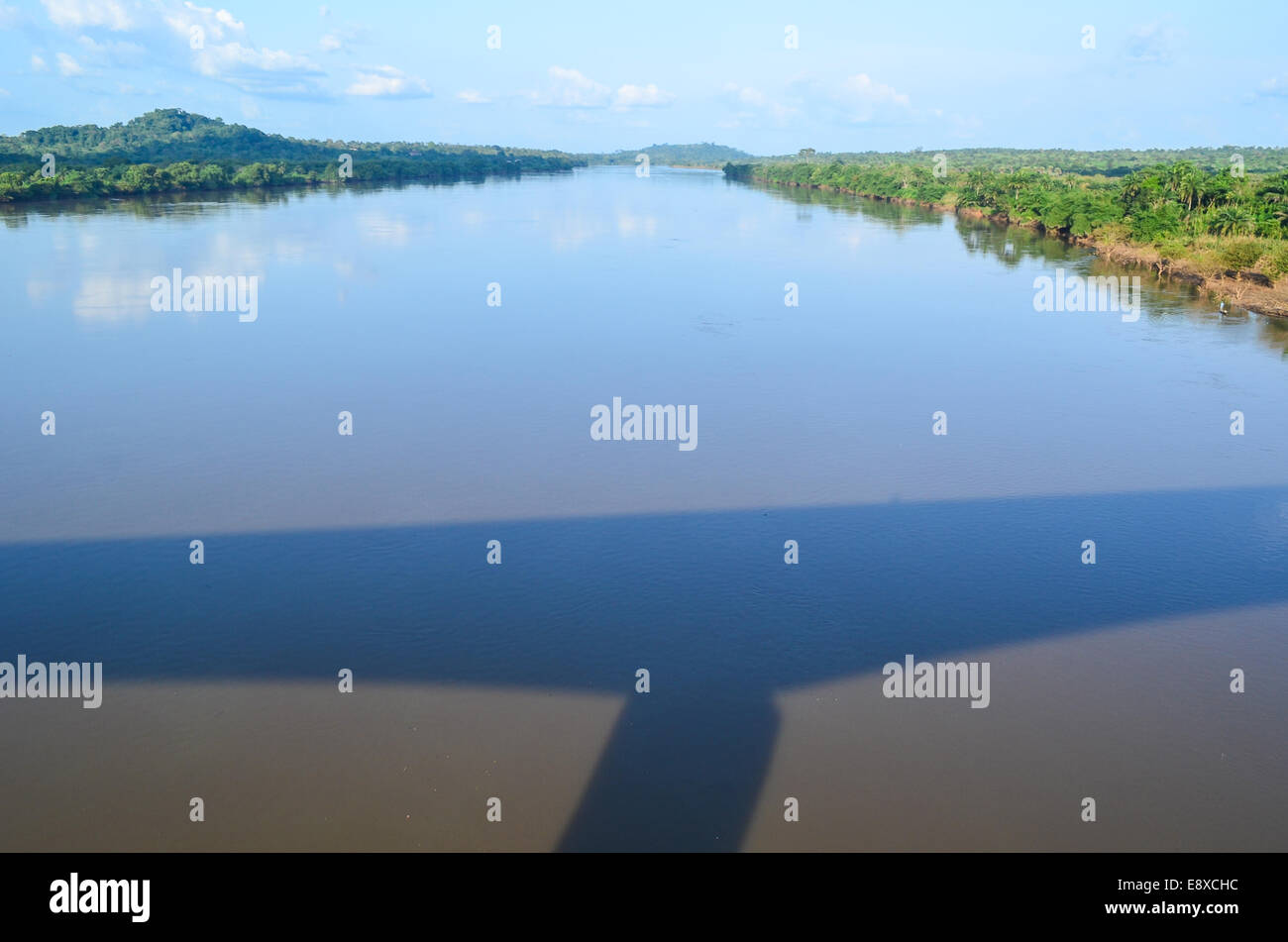 La Cross River in Nigeria da un moderno ponte che ombra compare nella superficie dell'acqua Foto Stock
