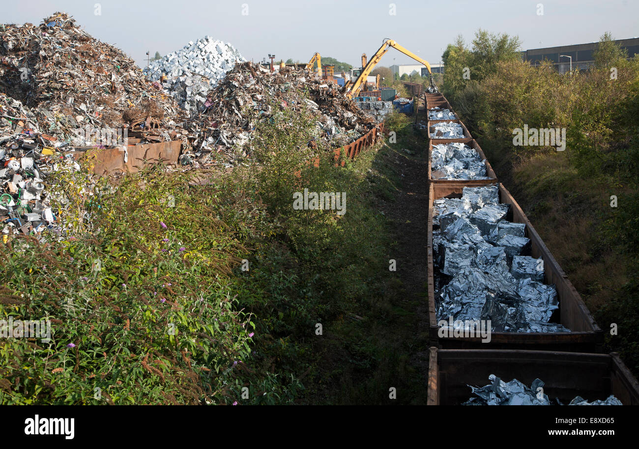 Rottami metallici Riciclaggio treno di carico dei carri con metalli lavorati, EMR company, Swindon, England, Regno Unito Foto Stock