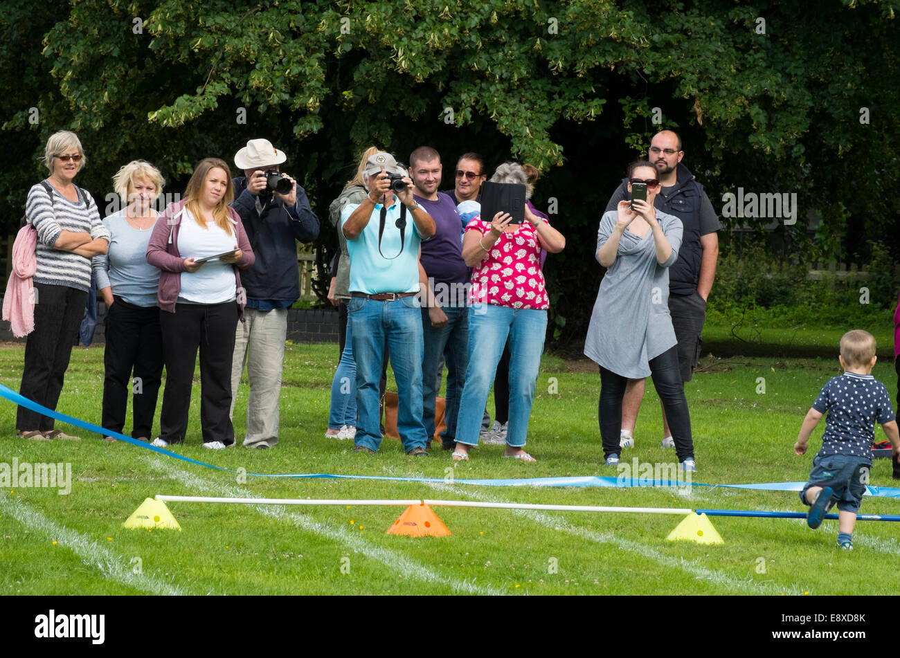 I genitori in attesa al traguardo di un Shropshire scuola materna la giornata dello sport Inghilterra Foto Stock