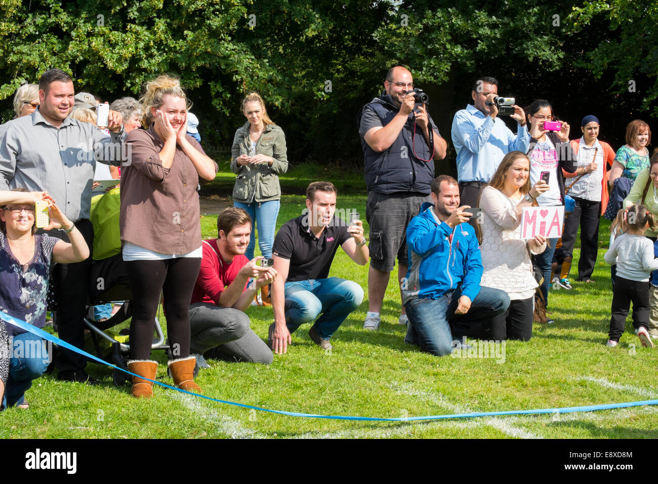 I genitori in attesa al traguardo di un Shropshire scuola materna la giornata dello sport Inghilterra Foto Stock