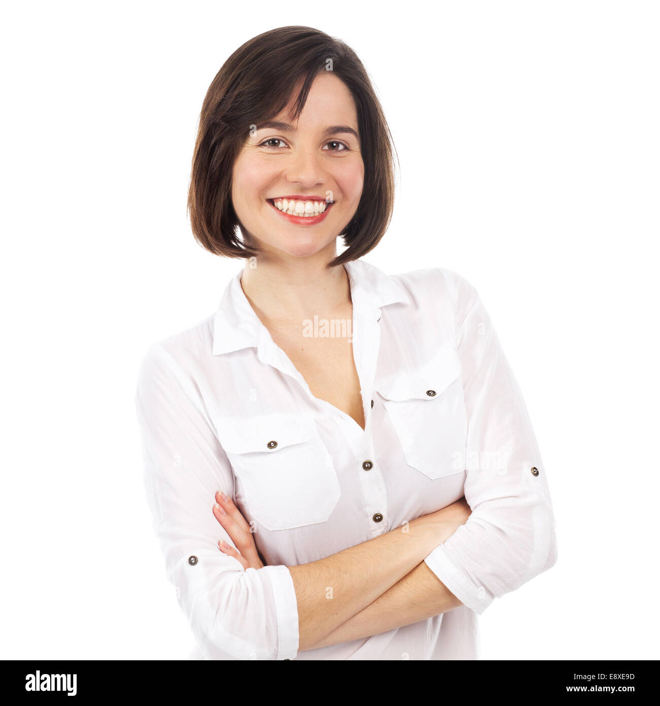 Ritratto di una giovane donna sorridente con le braccia incrociate, isolato su bianco Foto Stock