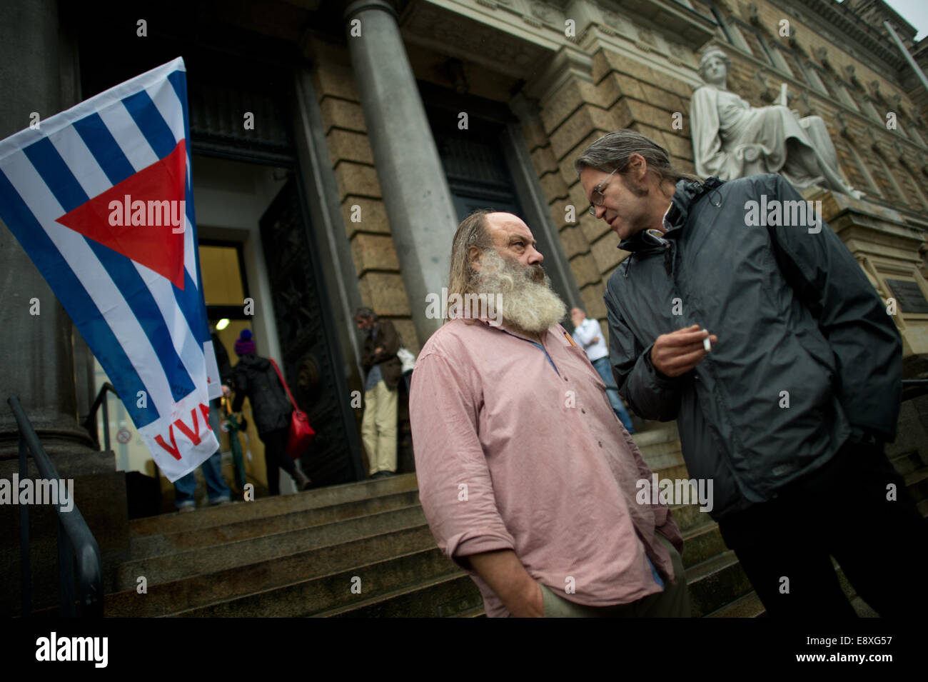 Dresden, Germania. Xvi oct, 2014. Jena Pastore della gioventù Lothar Koenig (L) e direttore della Associazione di Berlino di Persecutees del regime nazista/Federazione di antifascisti (VVN-BDA), Markus Tervooren, parlare al di fuori del tribunale distrettuale di Dresda, in Germania, 16 ottobre 2014. Tervooren è stata caricata con violazione della pace dopo la sua partecipazione in segno di protesta contro il neo nazisti il 19 febbraio 2011 a Dresda. Credito: dpa picture alliance/Alamy Live News Foto Stock