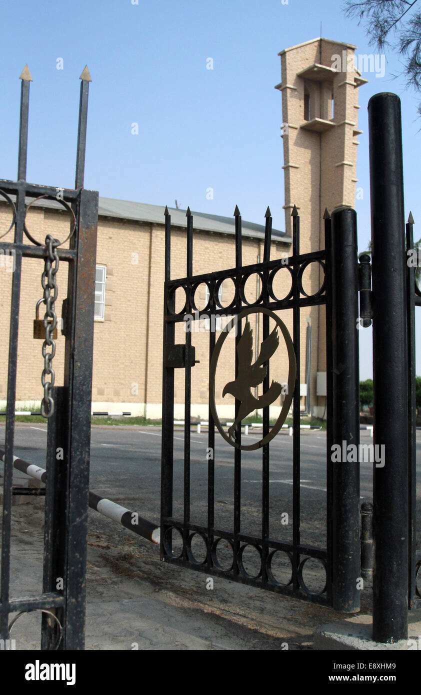 Kuwait Oil Company logo su un cancello che conduce a Nostra Signora di Arabia chiesa cattolica, ahmadi, Kuwait Foto Stock