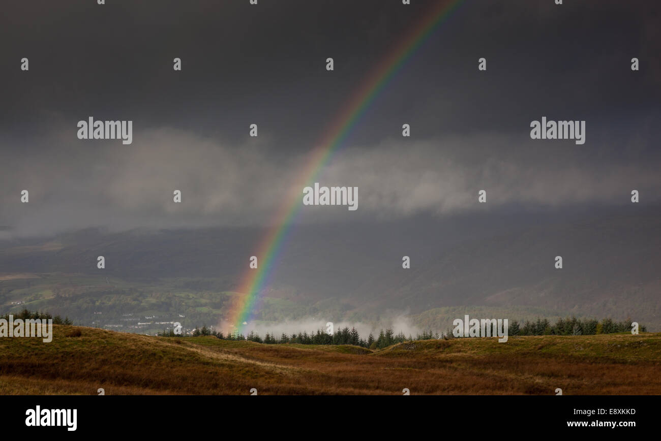 Rainbow cadere in Coniston Water, come si vede dalla High Park in Hawkshead Hall Park, vicino Hawkshead, Cumbria Foto Stock