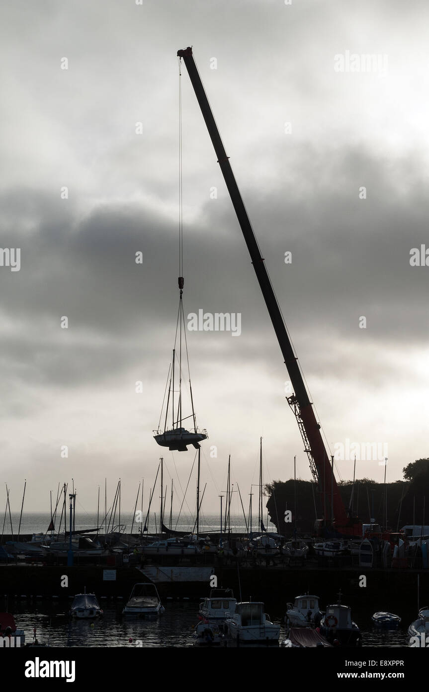 Barca a sollevarsi da paignton harborboat sollevato dal porto di Paignton Foto Stock