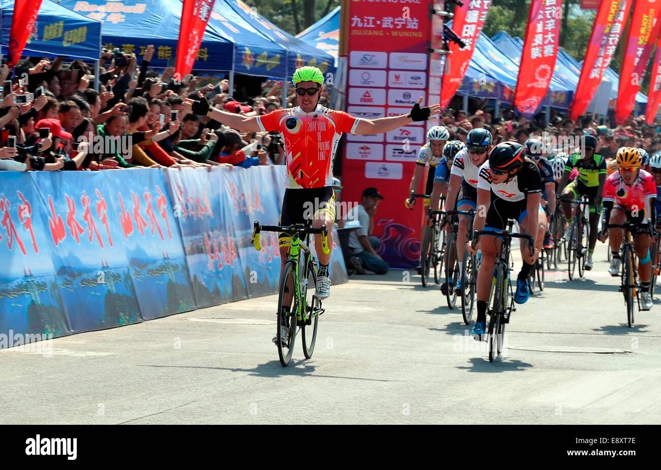 Jiujiang, Jiangxi, Cina. 15 ottobre, 2014. Oltre 120 giocatori professionisti stanno frequentando il quinto lago Poyang International Bicycle concorrenza in Jiujiang, Jiangxi in Cina il 15 ottobre, 2014. Taipei RTS team a vincere il campione. Credito: Foto superiore Corporation/Alamy Live News Foto Stock