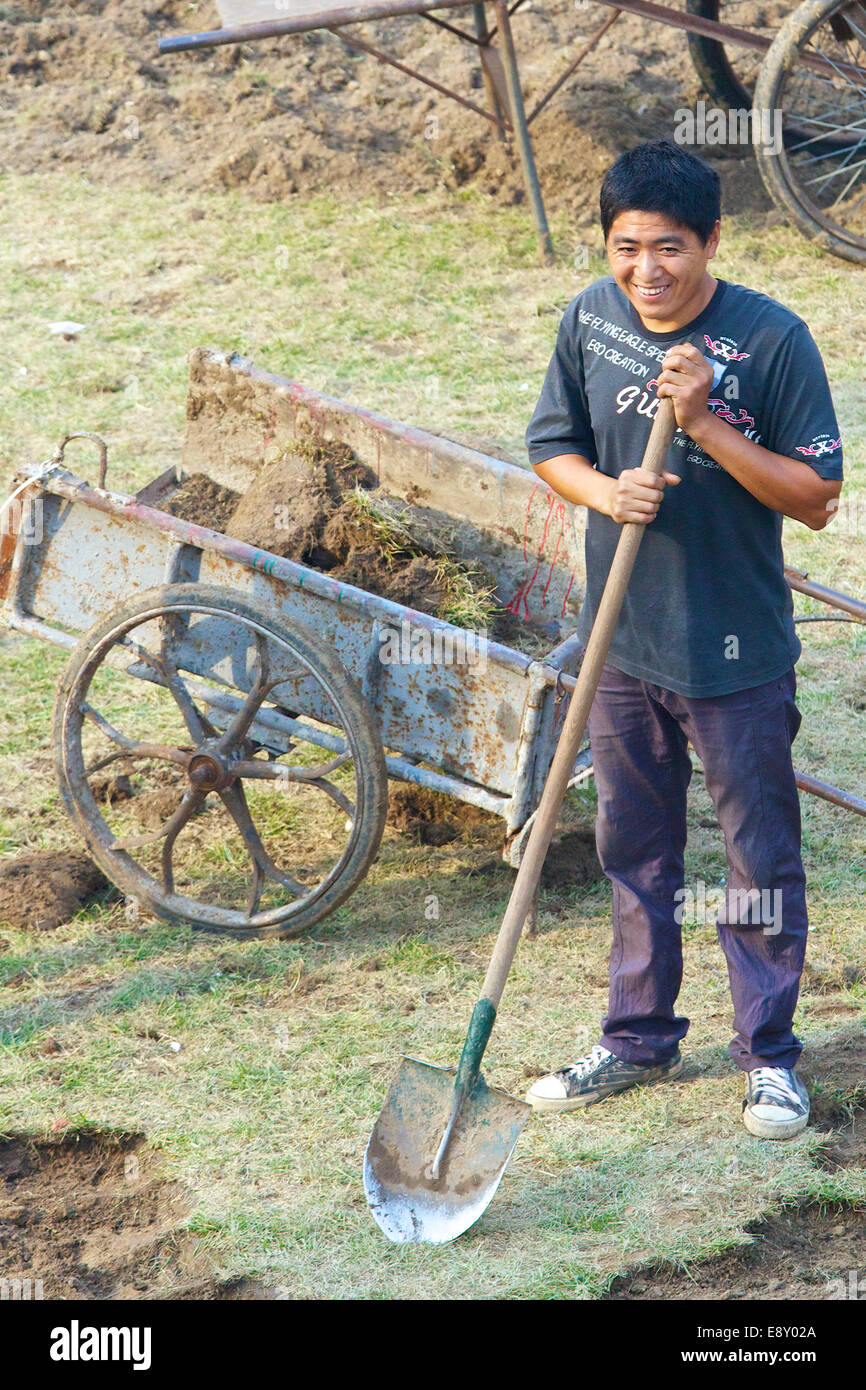 Uomo cinese eseguendo il servizio comunitario con un sorriso a Pechino in Cina. Foto Stock