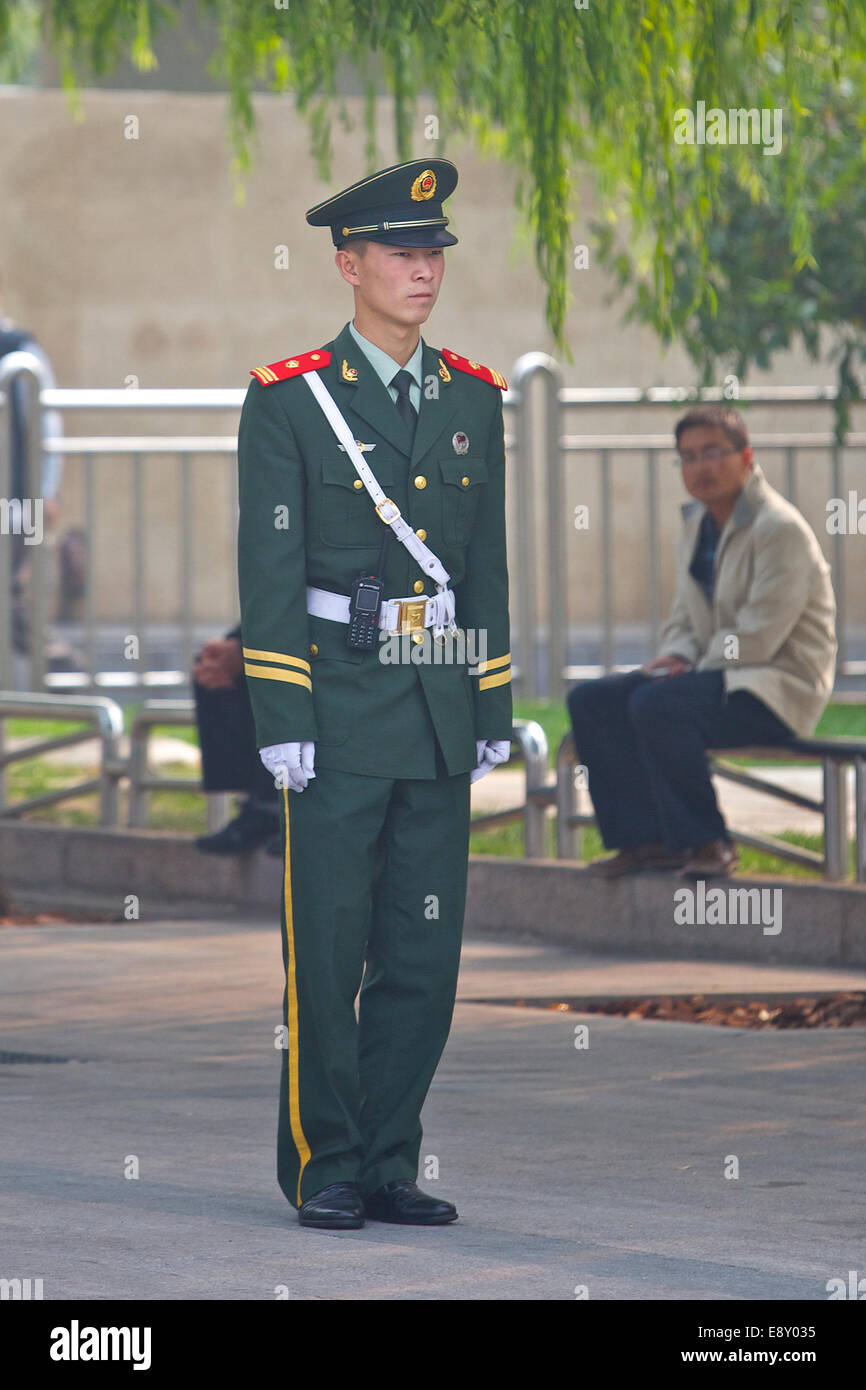 Giovani cinesi soldato di guardia di Piazza Tiananmen, Pechino, Cina. Foto Stock