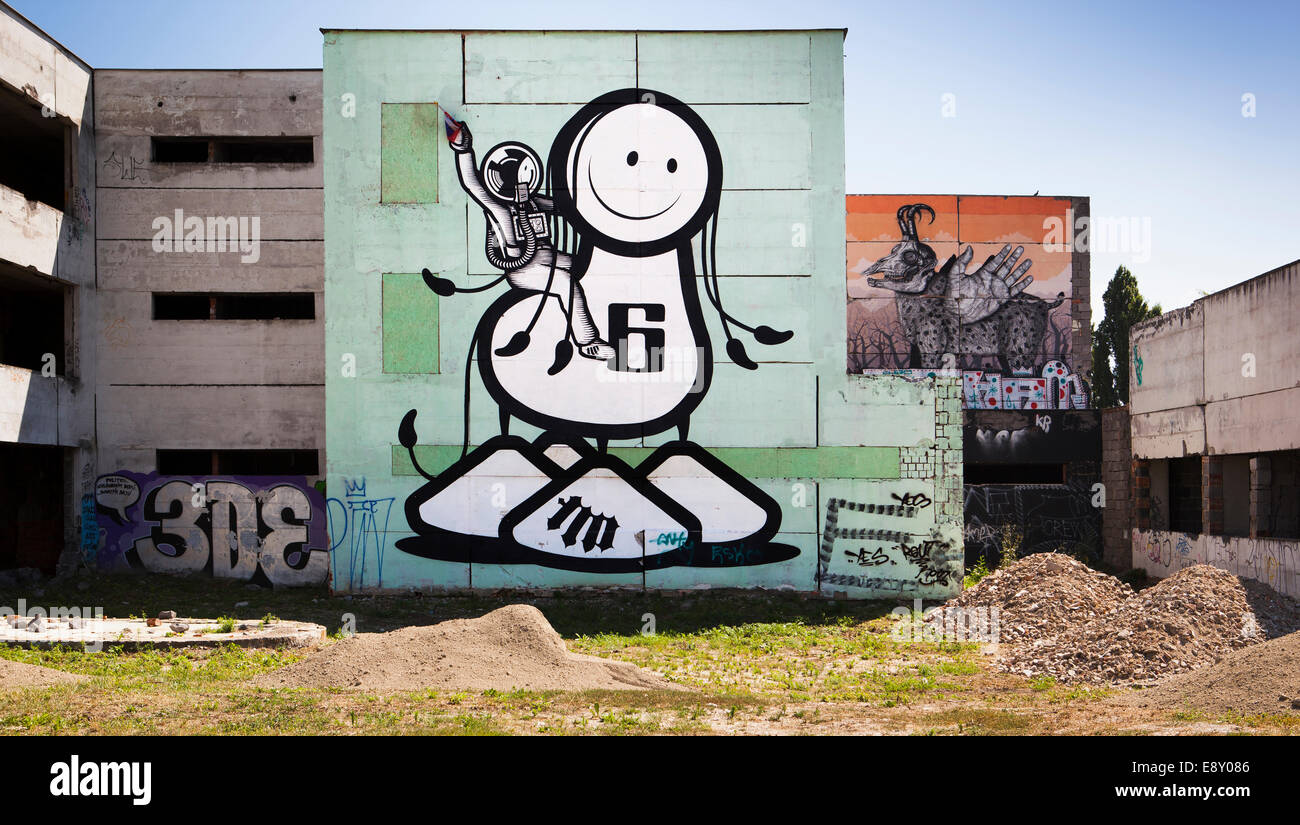 Streetart a Bratislava, in Slovacchia, che mostra la polizia di Londra " Happy Rider' e un murale da Alexis Diaz. Foto Stock