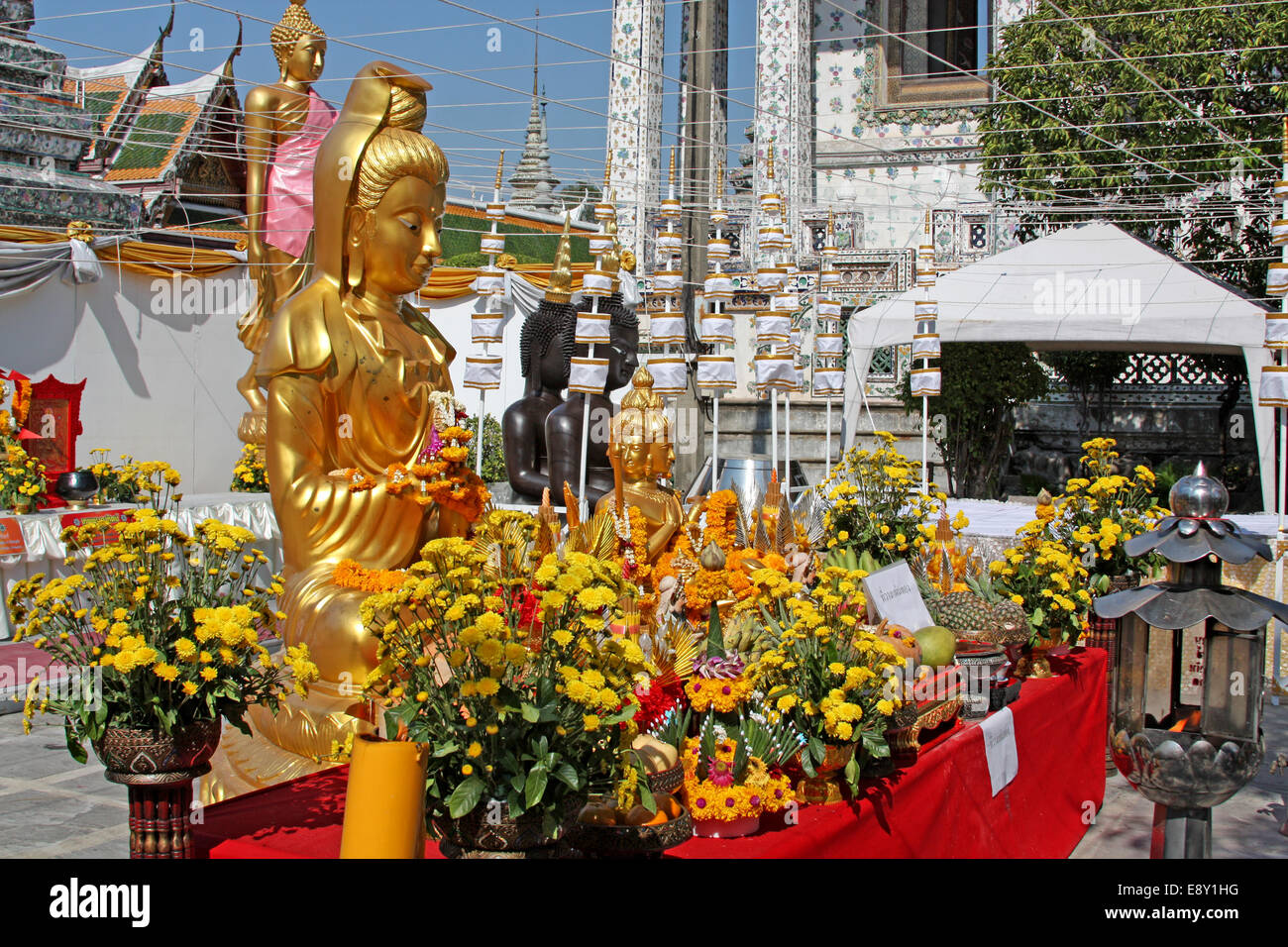 Santuario buddista con statue di Buddha Foto Stock