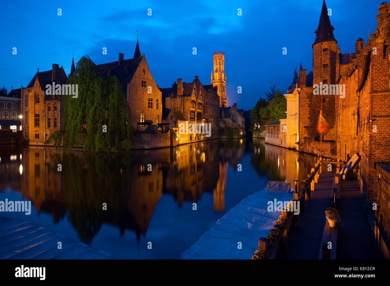 Bruges città vecchia di notte Foto Stock