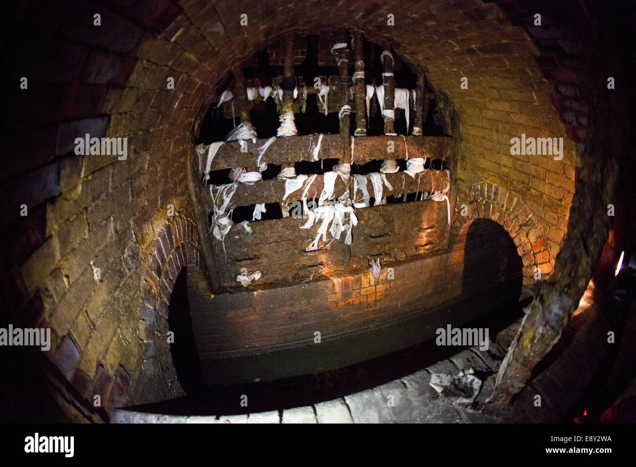 Berlino, Germania. Xvi oct, 2014. Una fogna grata a Berlino, Germania, 16 ottobre 2014. La griglia, che bloccano le fognature per impedire che le persone in fuga a Berlino Ovest in sotterraneo, è ancora lì. Credito: dpa picture alliance/Alamy Live News Foto Stock