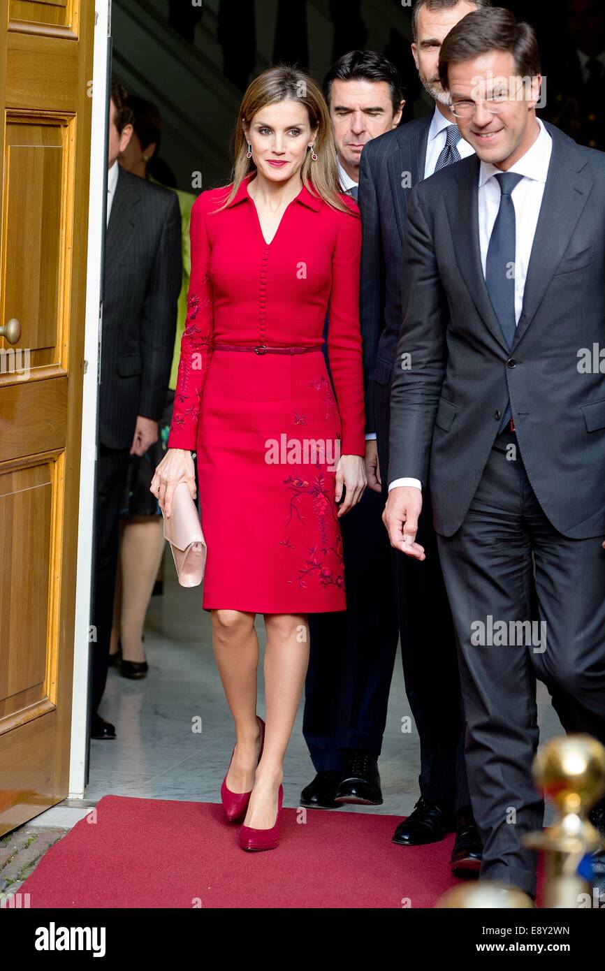 L'Aia, Paesi Bassi. 15 ottobre, 2014. Regina Letizia di Spagna (L-R), spagnolo dell'industria e dell'energia Ministro Jose Manuel Soria, re spagnolo Felipe e il Primo Ministro olandese Mark Rutte visita il governo al Binnenhof a L'Aia, Paesi Bassi, 15 ottobre 2014. Credito: dpa picture alliance/Alamy Live News Foto Stock