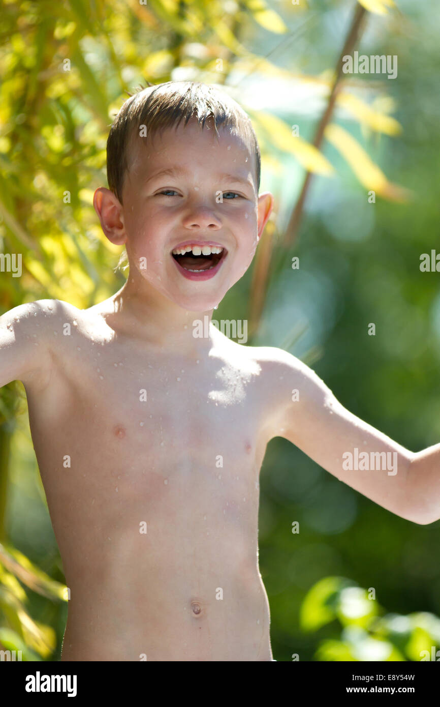 Un giovane bambino nella natura Foto Stock