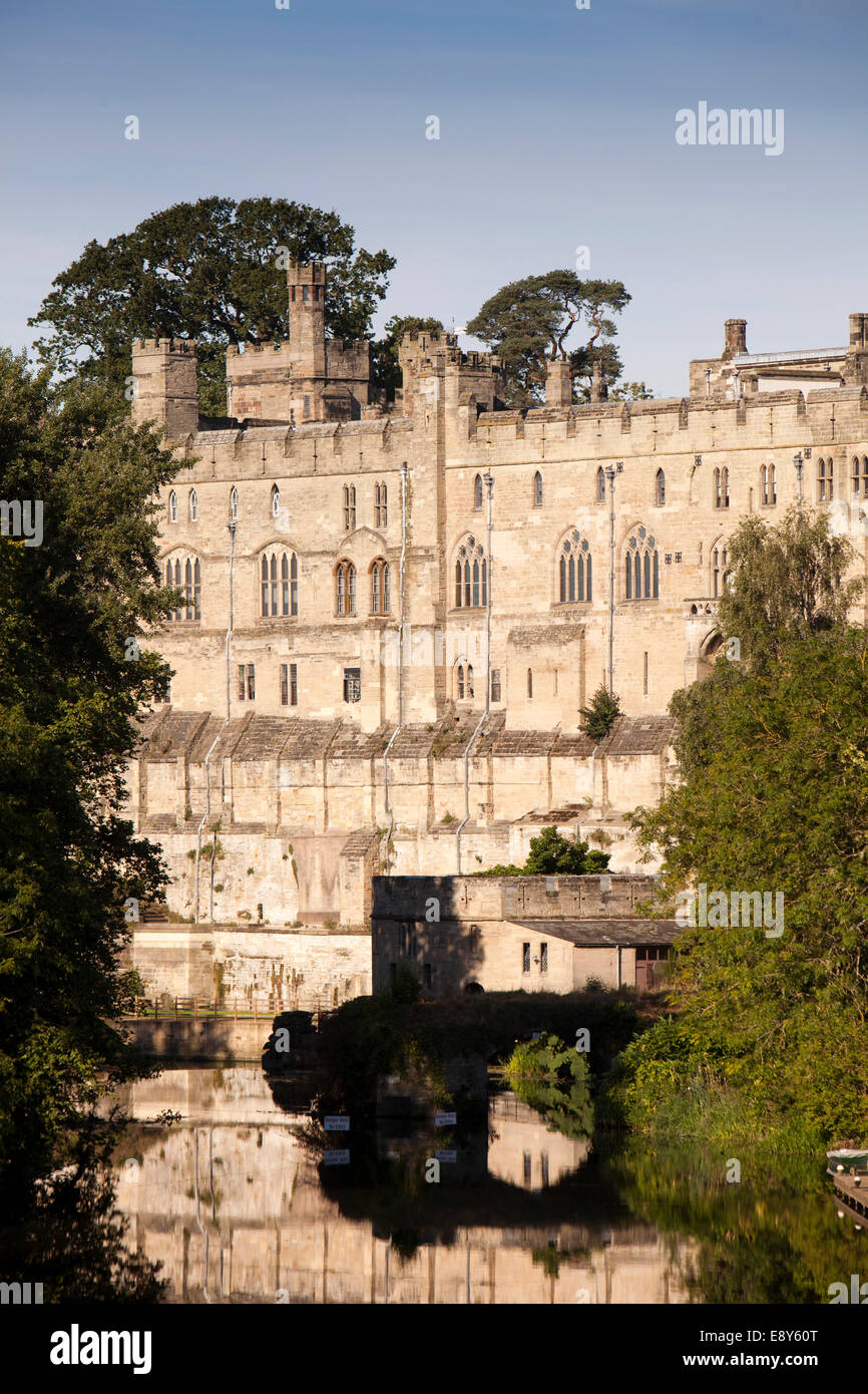 Regno Unito, Inghilterra, Warwickshire, Warwick, il castello di riflesso nel fiume Avon Foto Stock