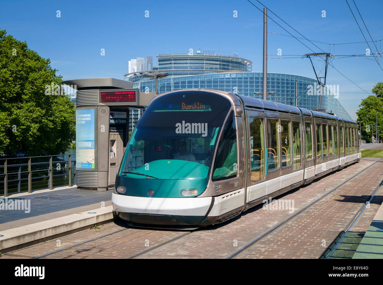 Il tram nel centro della città di Strasburgo, in Francia, in Europa con il palazzo del Parlamento europeo dietro Foto Stock
