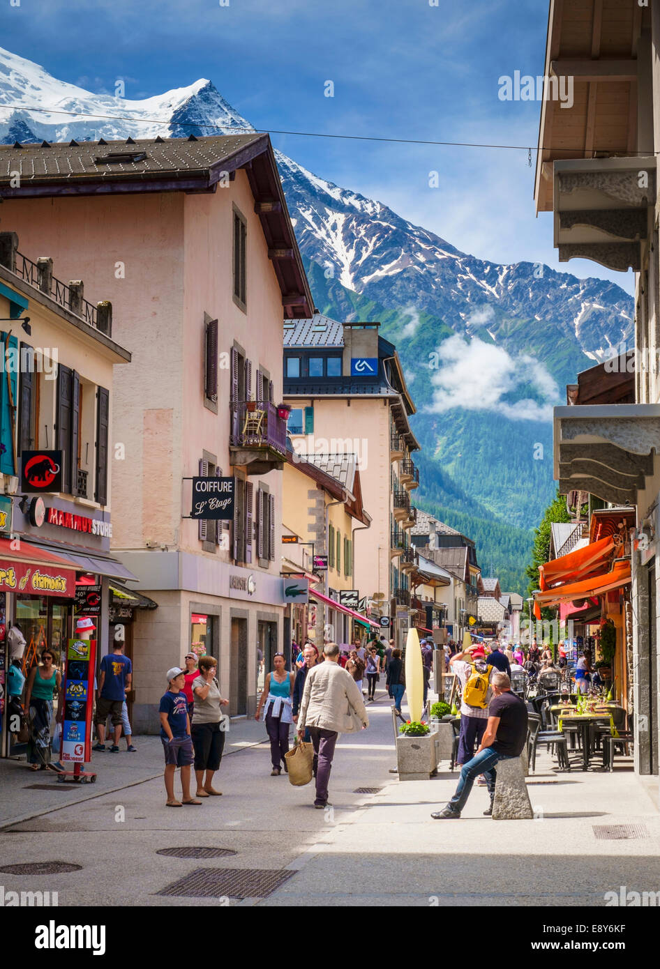 Città di Chamonix, Francia, Europa - shopping street con Mont Blanc in background in estate Foto Stock