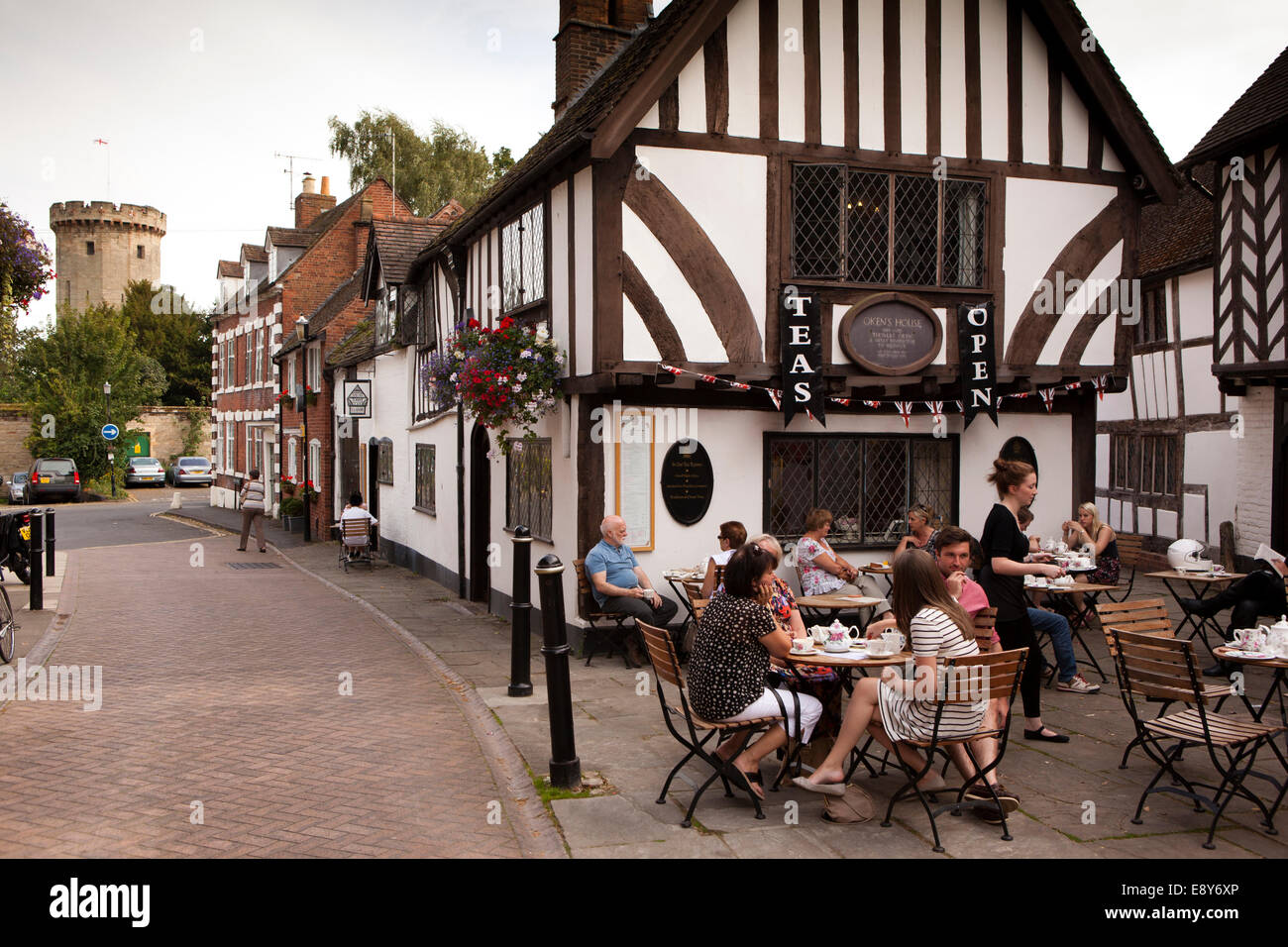 Regno Unito, Inghilterra, Warwickshire, Warwick, Castle Street, Thomas Oken's Tea Rooms, i clienti sul marciapiede di tabelle Foto Stock