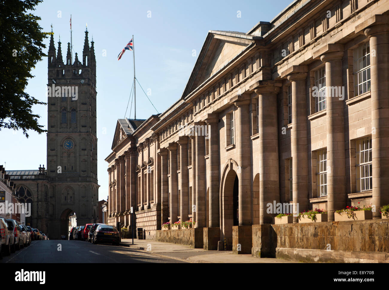 Regno Unito, Inghilterra, Warwickshire, Warwick, Northgate Street, Shire Hall, tribunali e St Mary's Chiesa Collegiata Foto Stock