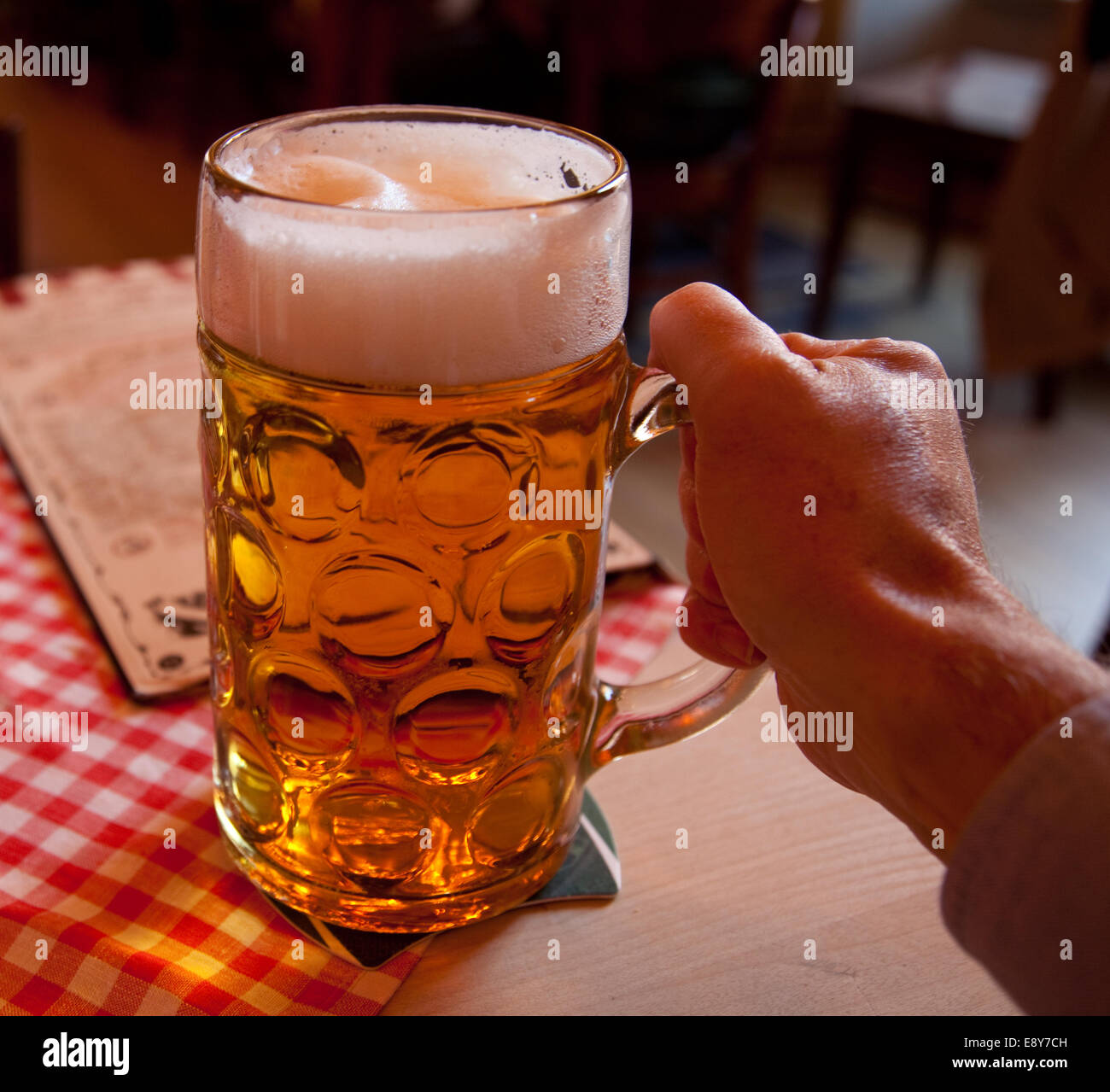 Litro bicchiere di birra in mano Foto stock - Alamy