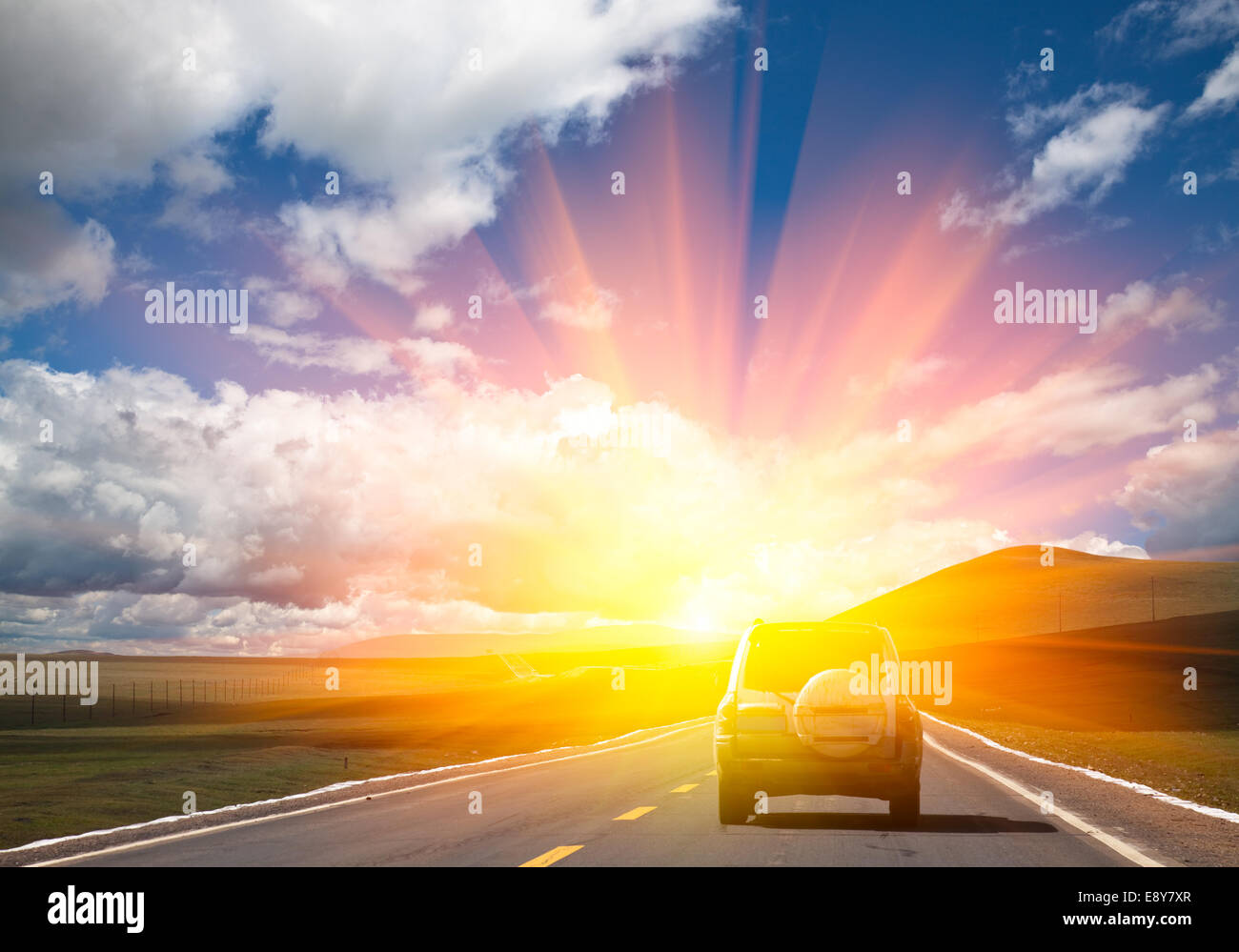 La luce del sole sopra la strada. Foto Stock