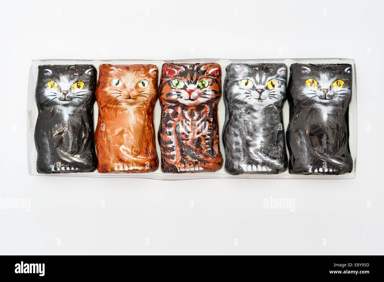 Carta metallizzata avvolto cioccolatini a forma di gatti, dalla Russia Foto Stock