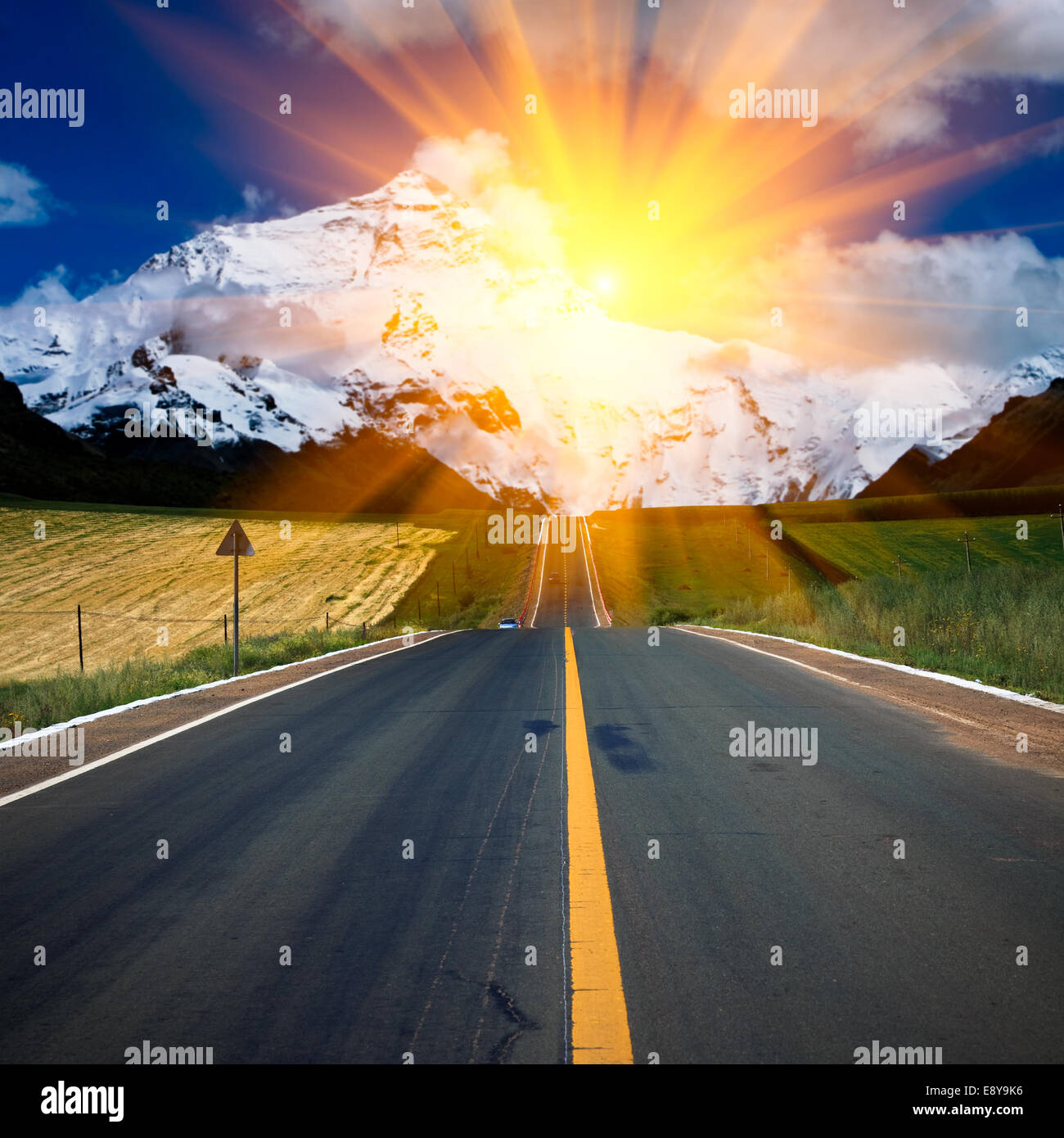 La luce del sole sopra la strada. Foto Stock