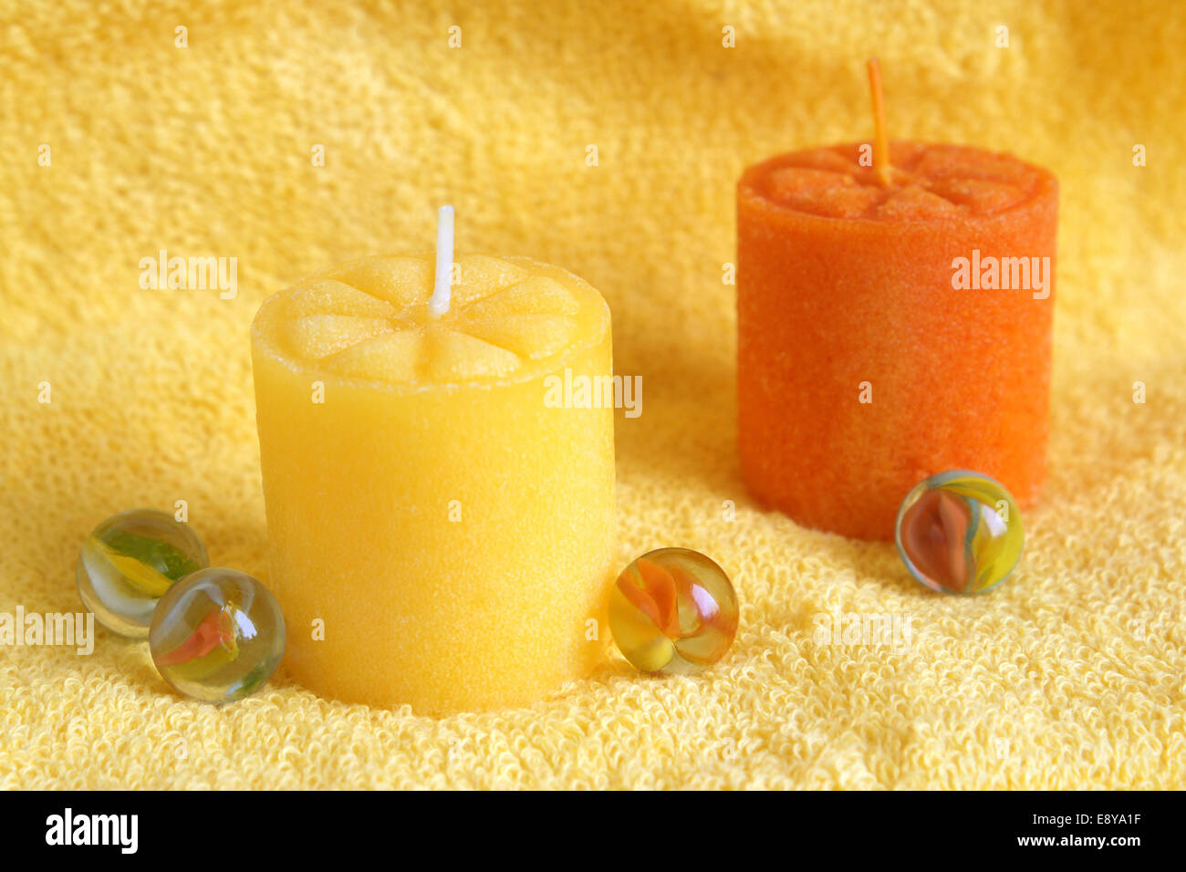 Aromaterapia candele su un asciugamano Foto Stock