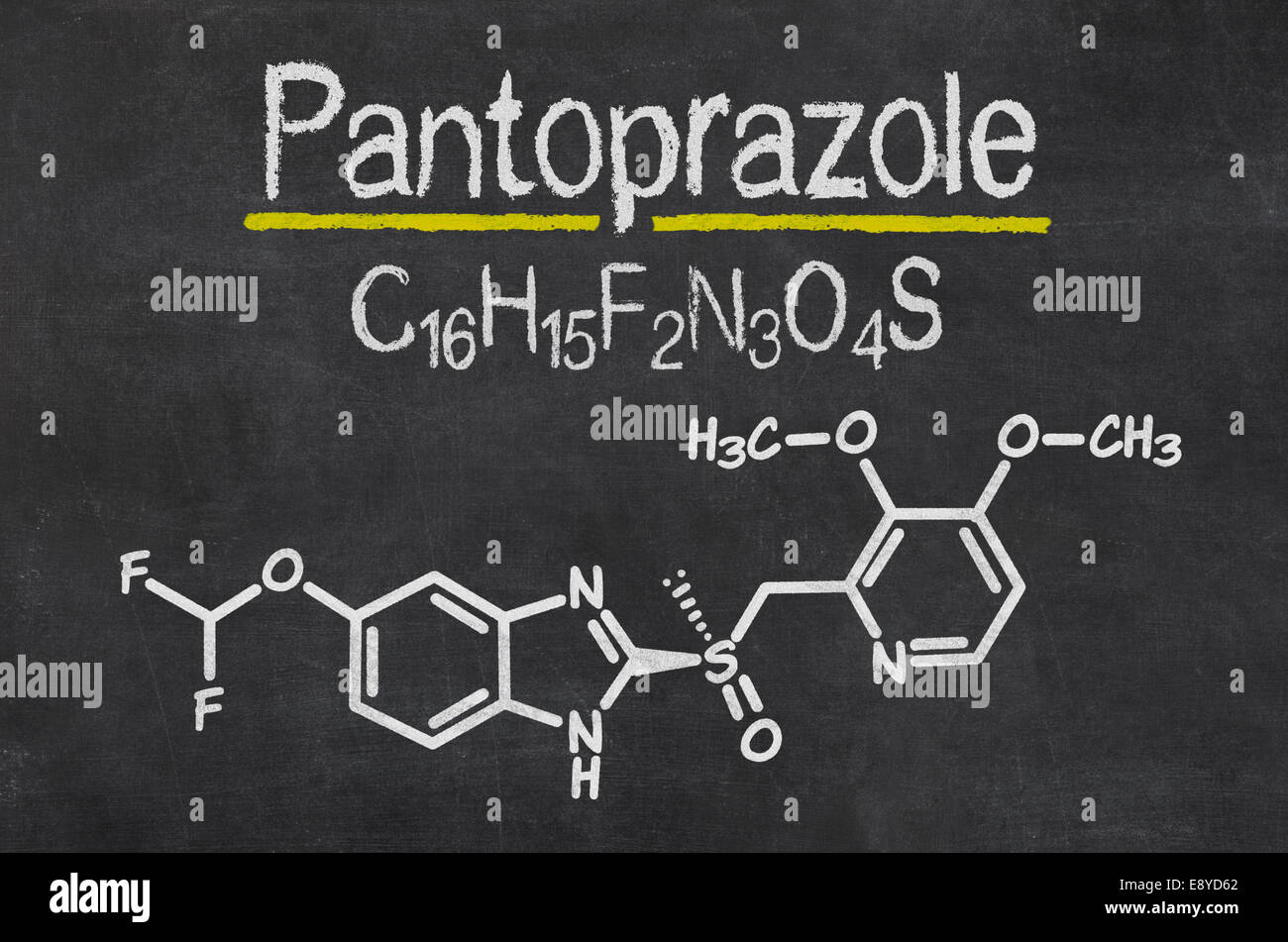 Lavagna con la formula chimica di pantoprazolo Foto Stock