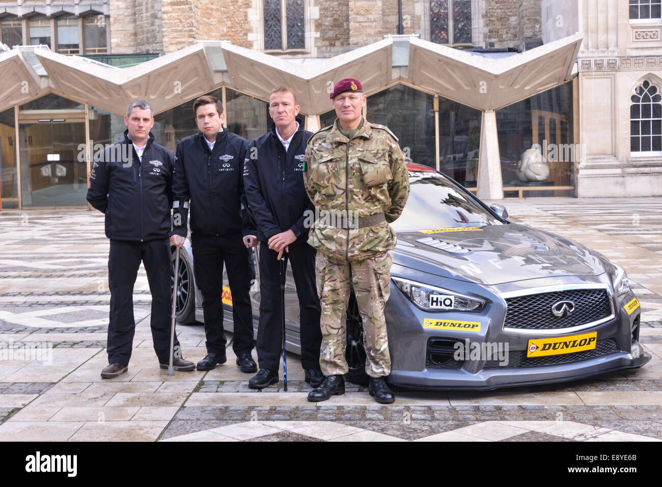 Londra, UK. 16 ottobre, 2014. Supporto infiniti i capoversi Racing team di lancio di una nuova ed entusiasmante racing team che utilizzeranno la potenza del motor sport a sostegno di feriti nel personale di assistenza dall'iconica Reggimento paracadutisti a San Lawrence Jewry al Guildhall Yard, a Londra. Credito: Vedere Li/Alamy Live News Foto Stock