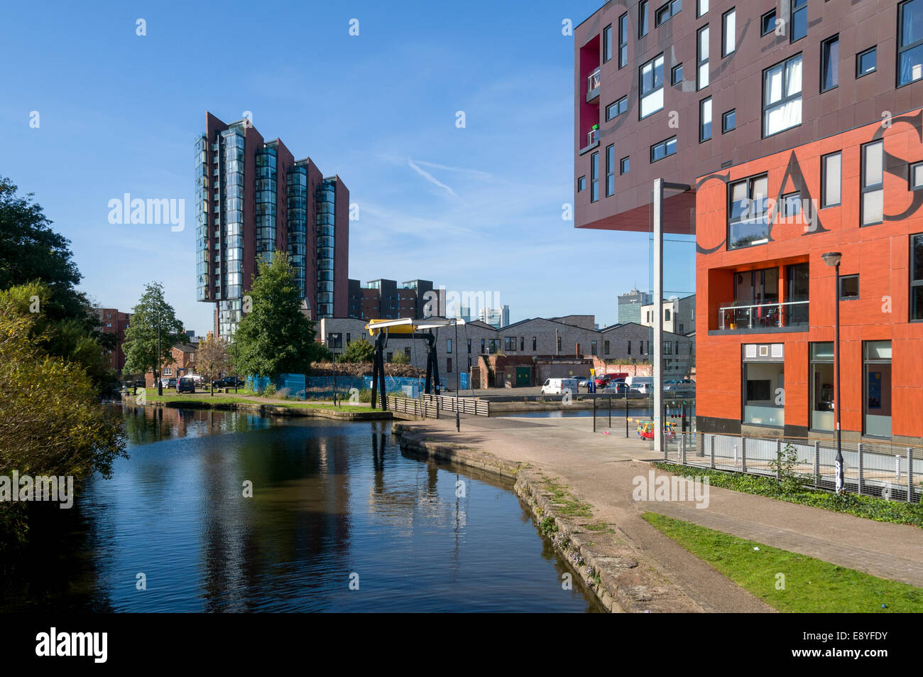 Islington Wharf e il chip (a destra) blocchi di appartamenti da Ashton canal, New Islington, Ancoats, Manchester, Inghilterra, Regno Unito Foto Stock