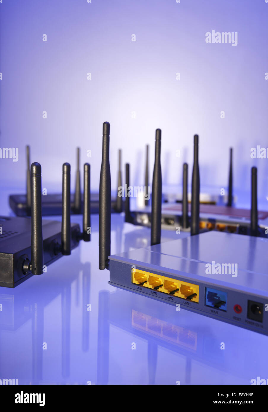 Router wlan su sfondo blu Foto Stock
