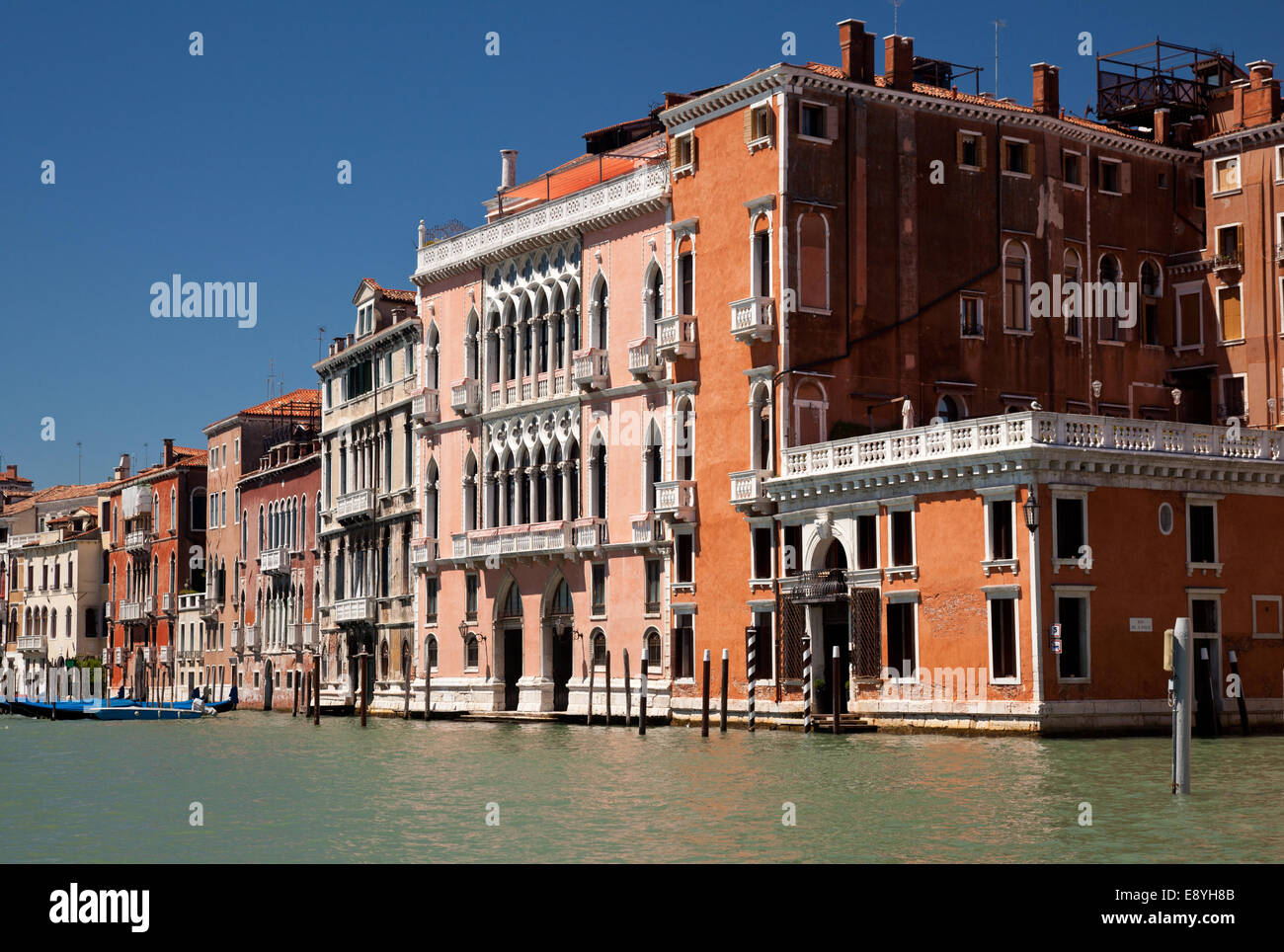 Edifici di colore arancione a Venezia Foto Stock