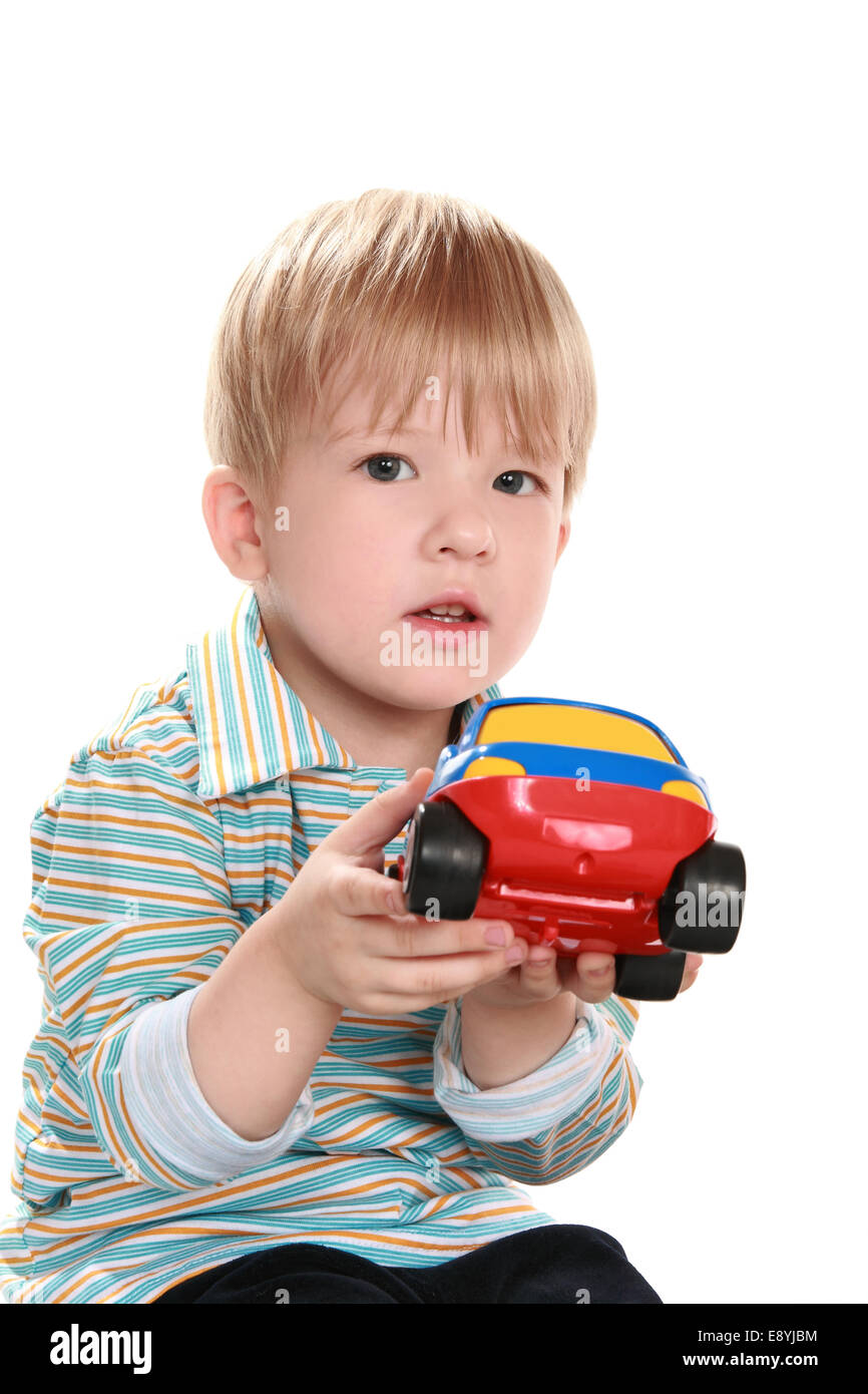 3 anno vecchio ragazzo giocando con il giocattolo di plastica Foto Stock
